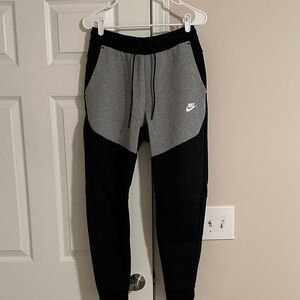 Nike Men's Black and Gray Tech Joggers